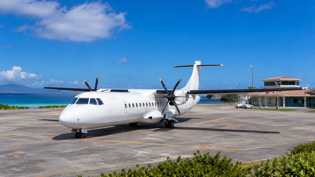 海に面した離島空港に駐機するJAL路線をイメージした白いプロペラ機