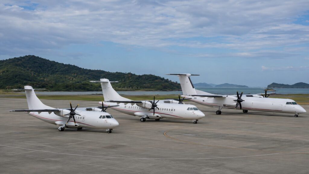 空港に並ぶATR42・ATR72・Q400をイメージした3種類のプロペラ機