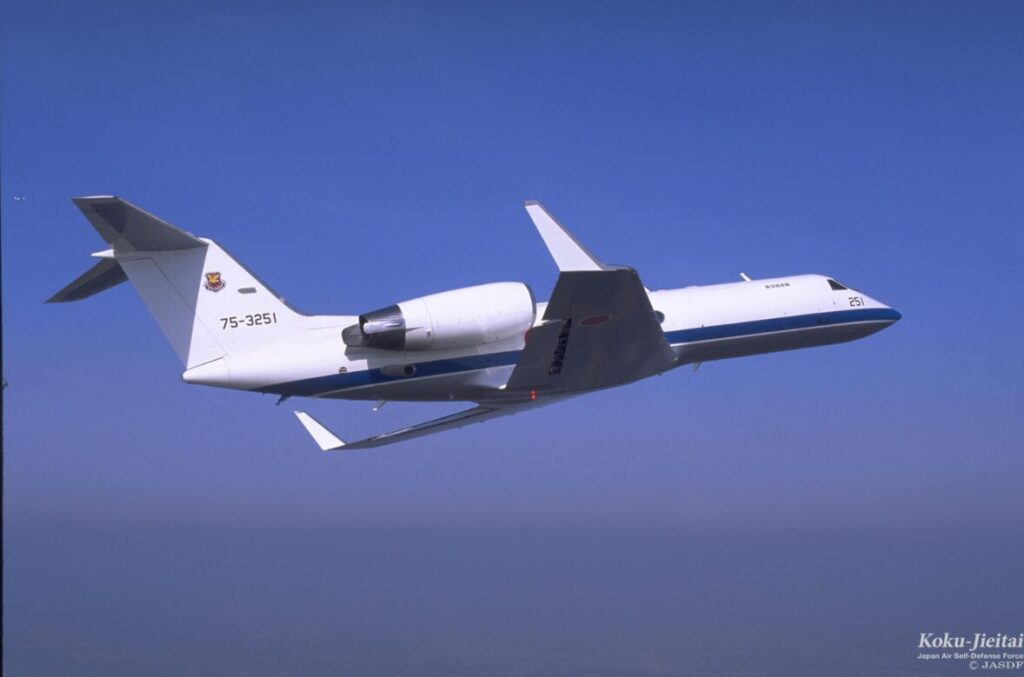 飛行中の自衛隊U-4多用途支援機