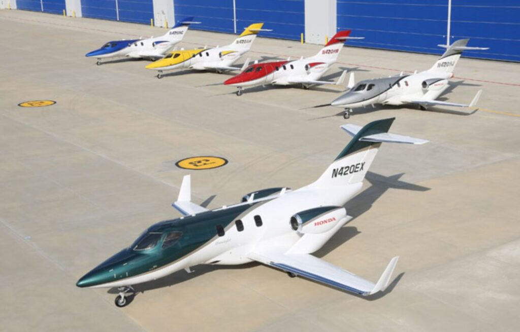 滑走路に駐機中の小型ビジネスジェット機各色ラインナップ