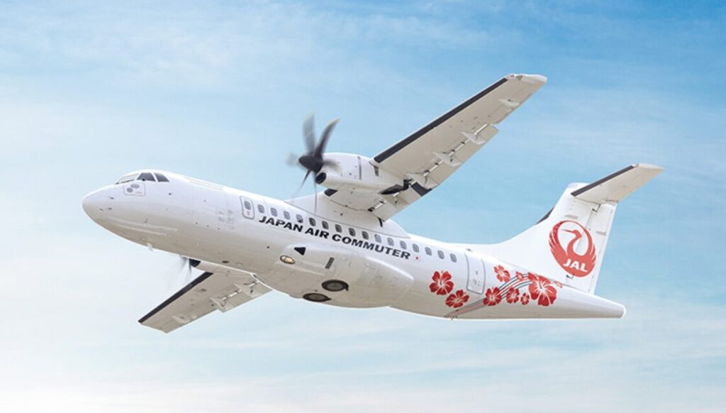飛行中のJALのATR42-600ターボプロップ機を見上げた写真