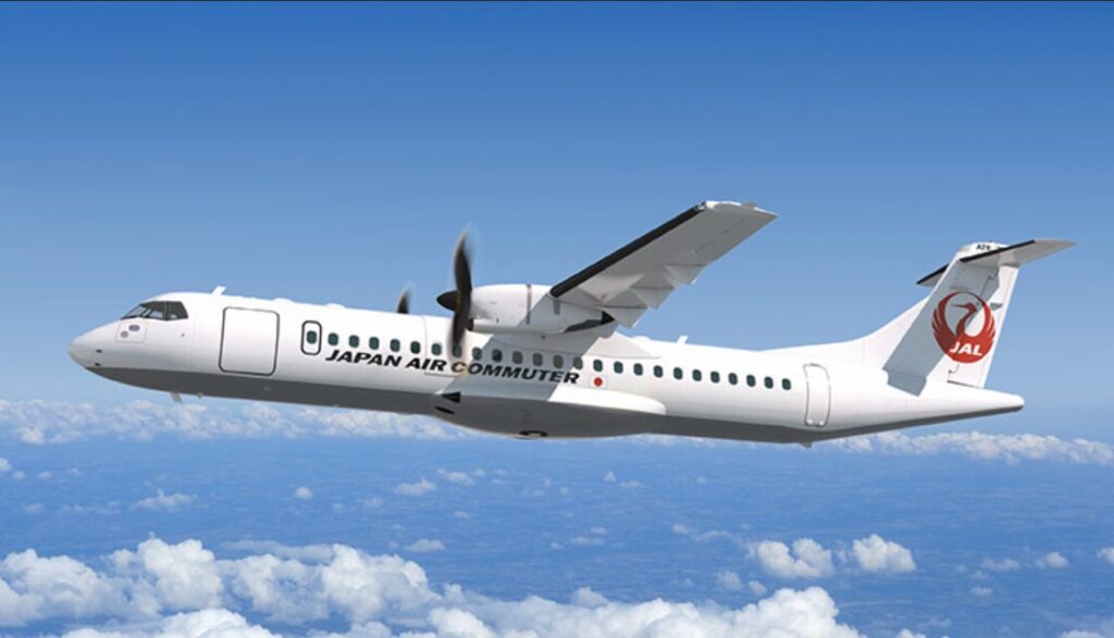 飛行中のJALのATR72-600ターボプロップ機を見上げた写真