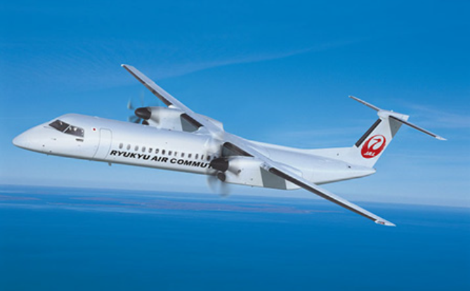 飛行中のJALのDHC-8-400ターボプロップ機