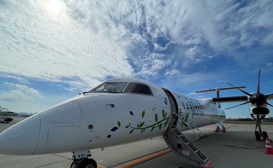 駐機中のターボプロップ旅客機