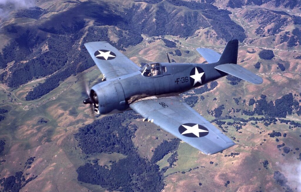 飛行中の米海軍F6F-3 ヘルキャット戦闘機