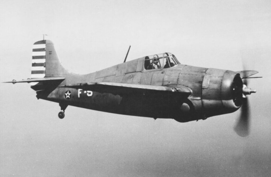 飛行中の米海軍F4F-3 ワイルドキャット戦闘機