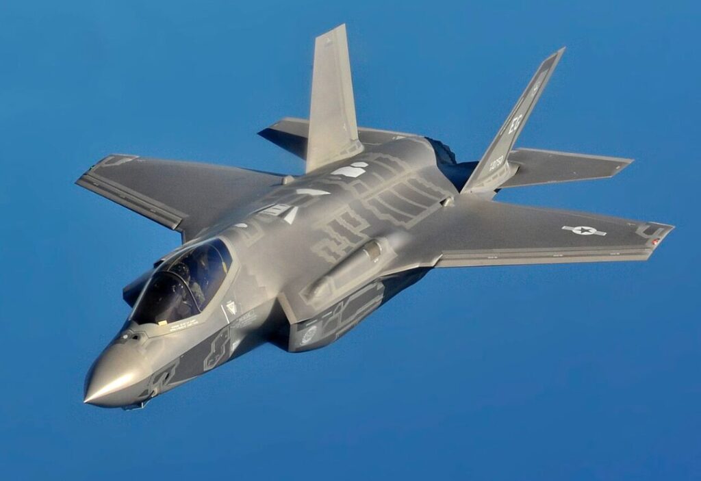 飛行中のSTOVL戦闘機