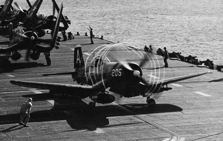 航空母艦で発艦準備中のF4U-4Bコルセア