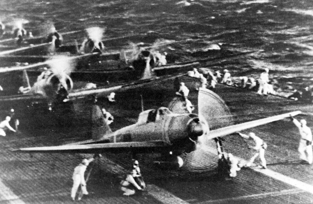航空母艦から発進準備中の零戦二一型戦闘機