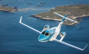 島嶼部の上空を飛行する小型ビジネスジェット機
