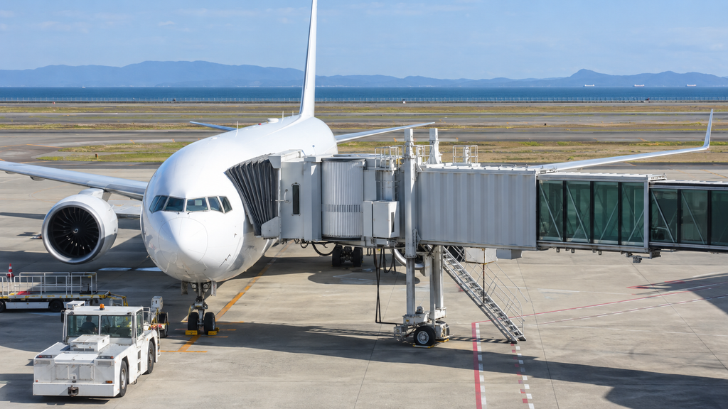旅客機のドアに接続した伸縮式ボーディングブリッジ