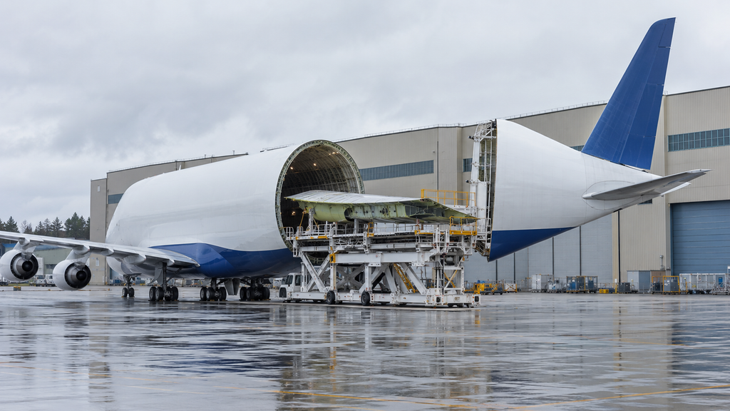 後部胴体を開き787の主翼を積み込むドリームリフター