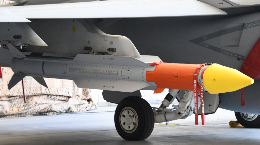 戦闘機に搭載されたミサイル
