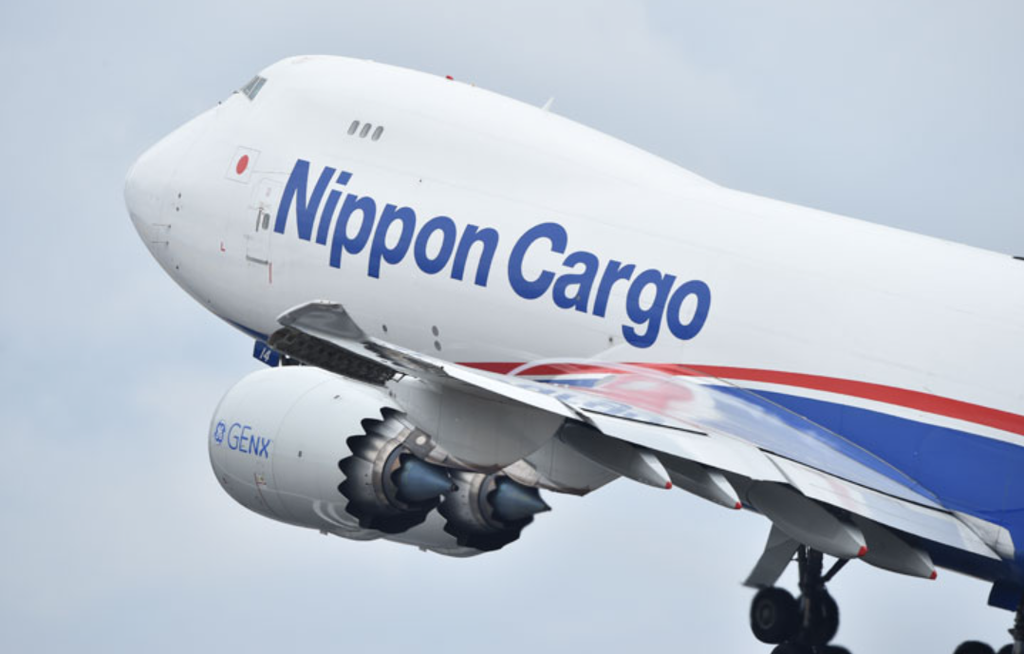 離陸する日本貨物航空のボーイング747-8F