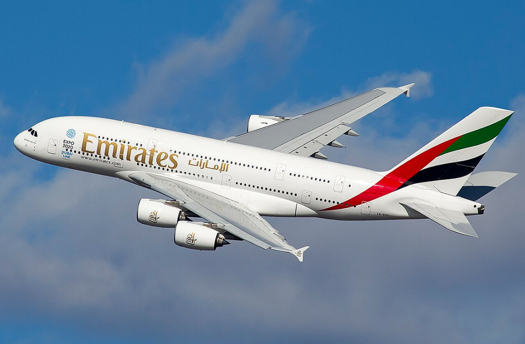 飛行中の大型旅客機エアバスA380