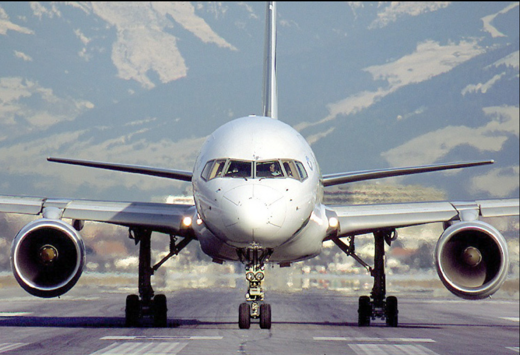 旅客機を正面から撮影した写真