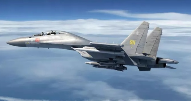 ミサイルを搭載して飛行する戦闘機