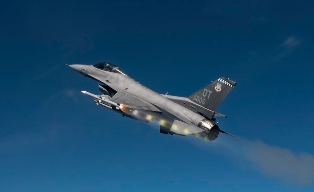 ミサイルを発射する戦闘機