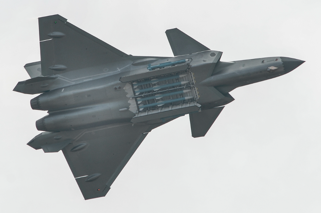 ウェポンベイにミサイルを格納して飛行する戦闘機