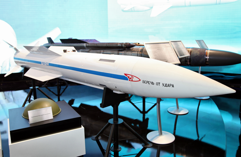 国際航空宇宙サロンに出品されたミサイル