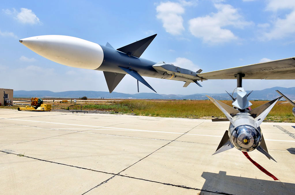 戦闘機の翼に搭載されたミサイル